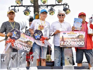 Kampiun Kontes Burung Macaw Piala Ketua MPR Dihadiahi Motor Listrik