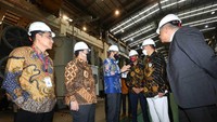 Presiden Direktur Elsewedy Electric Indonesia (EEI) Hany Gamal (tiga dari kiri) berbincang dengan Chairman Islamic Development Bank (IsDB) H.E Muhammad Al Jasser (dua dari kanan) disaksikan Head of Business Unit Power Transformer EEI Himawan Samodra (kiri), Wakil Presiden Eksekutif Perencanaan Perusahaan PT PLN (Persero) Hot Martua Bakara (dua dari kiri) sela kunjungan ke pabrik Elsewedy Electric Indonesia (EEI) di Cileungsi, Bogor, Jawa Barat, Sabtu (26/3/2022).