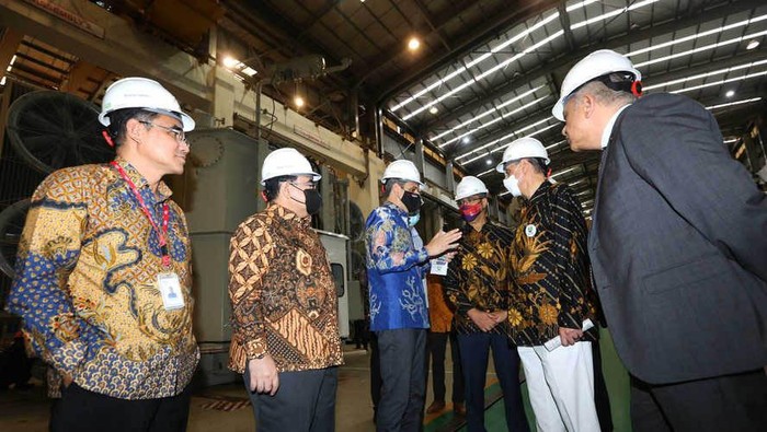 Presiden Direktur Elsewedy Electric Indonesia (EEI) Hany Gamal (tiga dari kiri) berbincang dengan Chairman Islamic Development Bank (IsDB) H.E Muhammad Al Jasser (dua dari kanan) disaksikan Head of Business Unit Power Transformer EEI Himawan Samodra (kiri), Wakil Presiden Eksekutif Perencanaan Perusahaan PT PLN (Persero) Hot Martua Bakara (dua dari kiri) sela kunjungan ke pabrik Elsewedy Electric Indonesia (EEI) di Cileungsi, Bogor, pada Sabtu 26 Maret 2022.