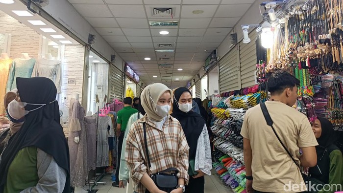 Pasar Tanah Abang, Jakarta Pusat mulai diserbu warga jelang Bulan Ramadan (Karin Nur Secha/detikcom)