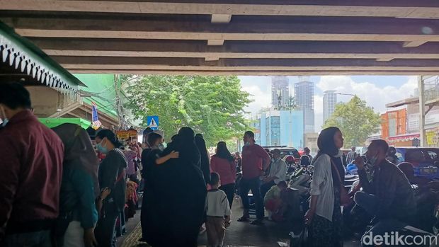 Pasar Tanah Abang, Jakarta Pusat mulai diserbu warga jelang Bulan Ramadan (Karin Nur Secha/detikcom)