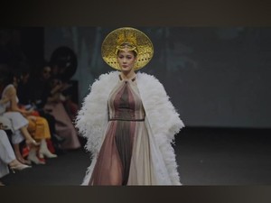 Vakum 3 Tahun, Paula Verhoeven Akhirnya Catwalk Lagi untuk Arab Fashion Week