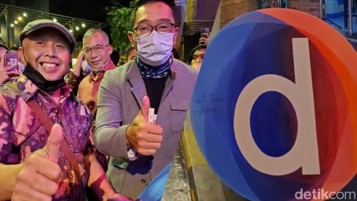 Pelukis asal Bandung Andy dan Gubernur Jabar Ridwan Kamil.