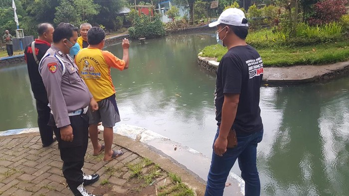 Seorang gadis tewas tenggelam di Pemandian Wendit Lanang, Kabupaten Malang. Ia tercebur saat bikin konten untuk media sosial.