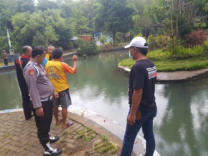 Seorang gadis tewas tenggelam di Pemandian Wendit Lanang, Kabupaten Malang. Ia tercebur saat bikin konten untuk media sosial.
