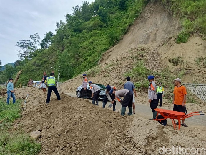 Pembersihan material longsor di Jalur  Pacitan-Ponorogo