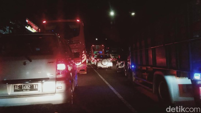 Penumpukan arus kendaraan di jalan lingkar utara Klaten, Minggu (27/3/2022) malam.