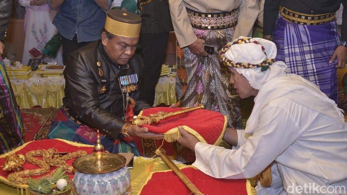 Pimpinan Bissu Puang Matoa Angel saat menyerahkan benda pusaka ke Bupati Bone.