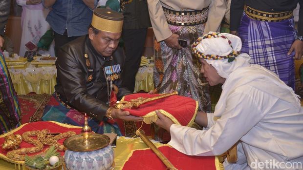 Pimpinan Bissu Puang Matoa Angel saat menyerahkan benda pusaka ke Bupati Bone.