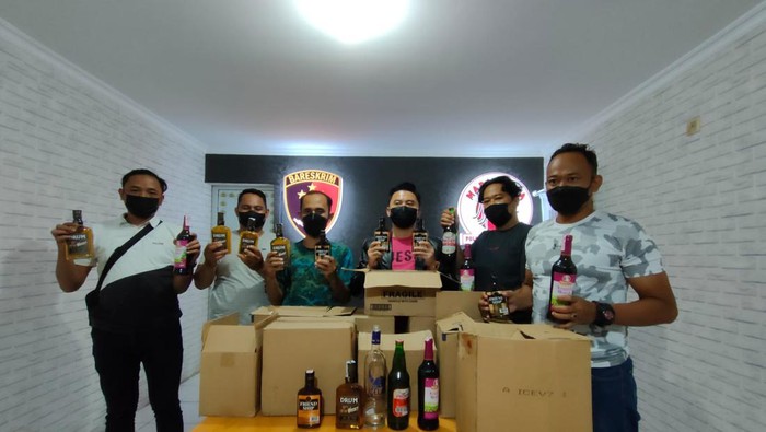 Polisi menyita 114 botol miras pada sebuah kafe di Samarinda.