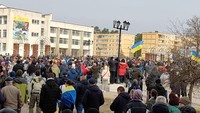 Sementara itu, pasukan Rusia dilaporkan mengambil alih kota tempat tinggal para staf pembangkit nuklir Chernobyl, yakni kota Slavutych. Pejabat Ukraina mengatakan militer Rusia juga sempat menahan sang wali kota namun kini telah dibebaskan. Via Reuters.  
