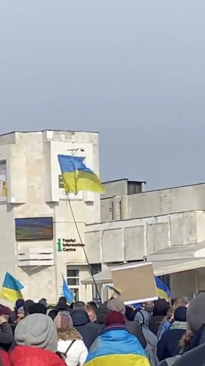 Protes Invasi Rusia ke Ukraina, Warga Slavutych Turun ke Jalan Sejumlah warga di Slavutych turun ke jalan sebagai bentuk protes atas invasi Rusia ke Ukraina. Sementara itu, kota Slavutych dilaporkan telah diambil alih Rusia