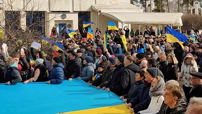 Sejumlah warga di Slavutych turun ke jalan sebagai bentuk protes atas invasi Rusia ke Ukraina. Sementara itu, kota Slavutych dilaporkan telah diambil alih Rusia