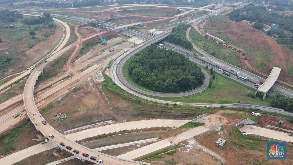 Foto udara suasana proyek Simpang Susun Sadang, Jawa Barat, Jumat (25/3/2022). Simpang susun Sadang termasuk proyek proyek pembangunan Jalan Tol Jakarta-Cikampek II Selatan. (CNBC Indonesia/ Andrean Kristianto)