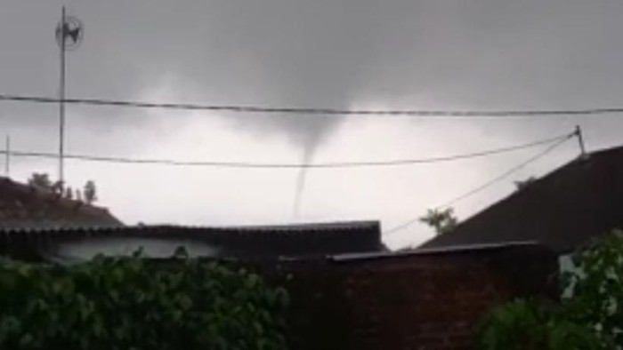 Pusaran awan berekor atau puting beliung muncul di Kecamatan Gondang, Tulungagung. Belum bisa dipastikan dampak kerusakan yang ditimbulkan.