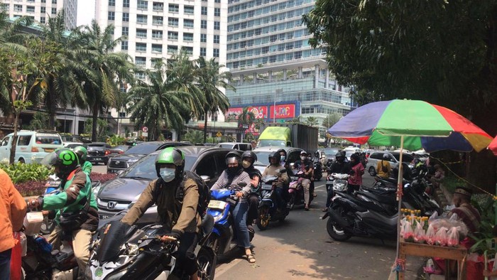 Ramai Peziarah, Lalin di Sekitar TPU Karet Tengsin Macet