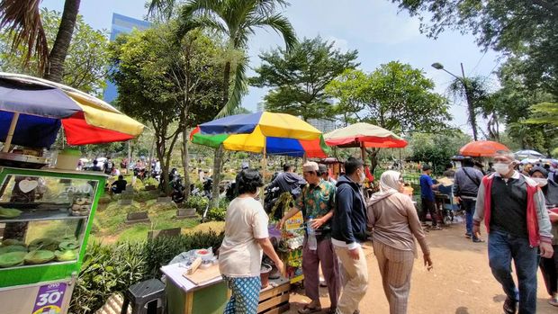 Ramai Peziarah, Lalin di Sekitar TPU Karet Tengsin Macet