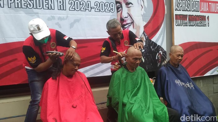 Relawan Ganjar cukur gundul di Surabaya