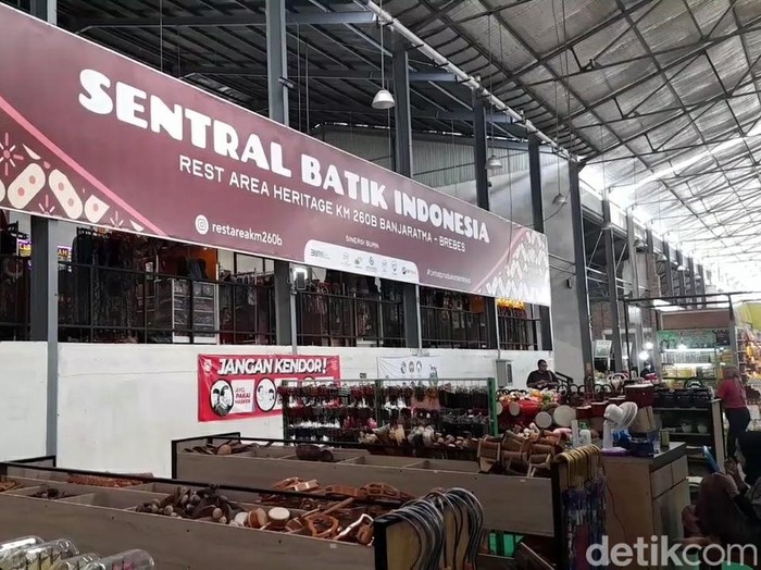 Rest Area KM 260 Banjaratma Brebes kini dilengkapi dengan sentral batik, Sabtu (26/3/2022).