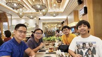 Di setiap unggahannya di Instagram, Rian cukup sering membagikan momen makan-makan dirinya dengan member D’MASSIV lainnya. Sajian makan malam gaya Indonesia selalu dipilihnya. Foto: Instagram @rianekkypradipta