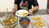 Pria bersuara merdu ini, lebih memilih menyantap masakan rumahan yang sederhana. Menurutnya paduan antara nasi putih hangat, dengan tempe goreng, sayur asem sampai sambal ulek yang pedas rasanya sangat enak. Foto: Instagram @rianekkypradipta