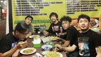  Setelah manggung di daerah Binong, Rian dan anggota D’MASSIV lainnya tak langsung pulang. Mereka sempat makan aneka masakan tek-tek di warung kaki lima. Di sana mereka memesan nasi goreng dengan porsi jumbo. Foto: Instagram @rianekkypradipta