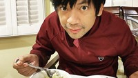  Nah, meski tengah bepergian di Amerika. Tapi ketika sedang berada di New Jersey pilihan menu sarapannya tetap lokal, yaitu mie instan kuah dengan telur rebus serta nasi putih hangat dan gorengan. Foto: Instagram @rianekkypradipta