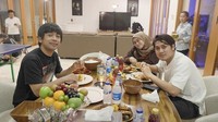 Berkunjung ke rumah baru Lesti Kejora dan Rizky Billar. Rian dijamu dengan sajian kepiting, seafood, nasi putih, serta aneka buah dan minuman dingin. Foto: Instagram @rianekkypradipta