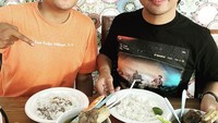 Ada jadwal manggung di Palu, Rian. tidak melewatkan kesempatan menyantap kuliner daerah sana. Ia pilih makan kaki lembu donggala dengan nasi putih. Foto: Instagram @rianekkypradipta