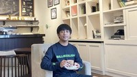 Ke Bandung, Rian pilih salah satu kafe dengan nuansa homey untuk bersantai. Rian juga lebih suka menikmati segelas cokelat panas dibandingkan kopi.  Foto: Instagram @rianekkypradipta