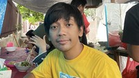 Terakhir ini momen kulineran Rian, yang rupanya tak bisa move on dari tempat makan mie ayam gerobak kesukaannya. Lengkap dengan topping bakso dan ayam kecap yang banyak.  Foto: Instagram @rianekkypradipta