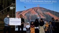 Ada juga kegiatan santunan yatim piatu di Desa Puncak, Kecamatan Cigugur, Kuningan, Jawa Barat oleh Kantor Cabang Cirebon.