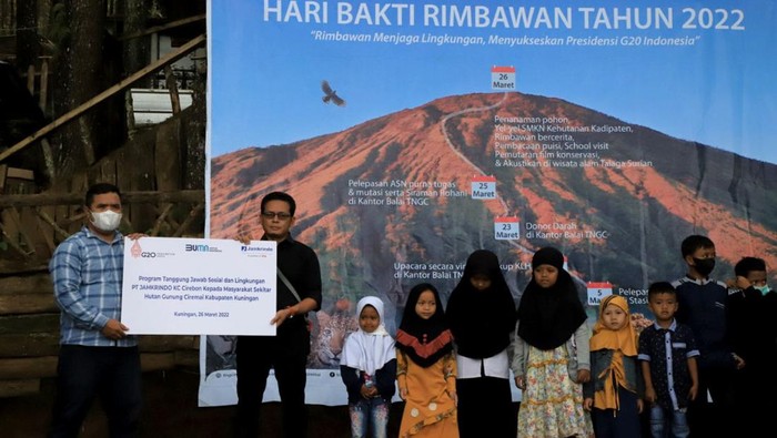 Saat Komunitas Motor Riders Jamkrindo Berbagi Tim komunitas Jamkrindo Motor Riders (JMR) di bawah pengelolaan Badan Penyelenggara Olahraga dan Seni (Baporsi) PT Jamkrindo melakukan kegiatan sosial di Kuningan, Jawa Barat, Sabtu (26/3/2022).