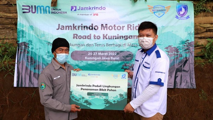 Tim komunitas Jamkrindo Motor Riders (JMR) di bawah pengelolaan Badan Penyelenggara Olahraga dan Seni (Baporsi) PT Jamkrindo melakukan kegiatan sosial di Kuningan, Jawa Barat, Sabtu (26/3/2022).