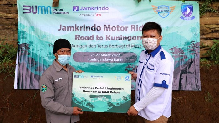 Saat Komunitas Motor Riders Jamkrindo Berbagi Tim komunitas Jamkrindo Motor Riders (JMR) di bawah pengelolaan Badan Penyelenggara Olahraga dan Seni (Baporsi) PT Jamkrindo melakukan kegiatan sosial di Kuningan, Jawa Barat, Sabtu (26/3/2022).