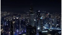 Foto kombinasi ini menunjukkan potret Menara Petronas saat lampu menara itu belum dimatikan (atas) dan setelah lampu dimatikan untuk menandai Earth Hour di Kuala Lumpur, Malaysia, Sabtu (26/3/2022). REUTERS/Hasnoor Hussain. 