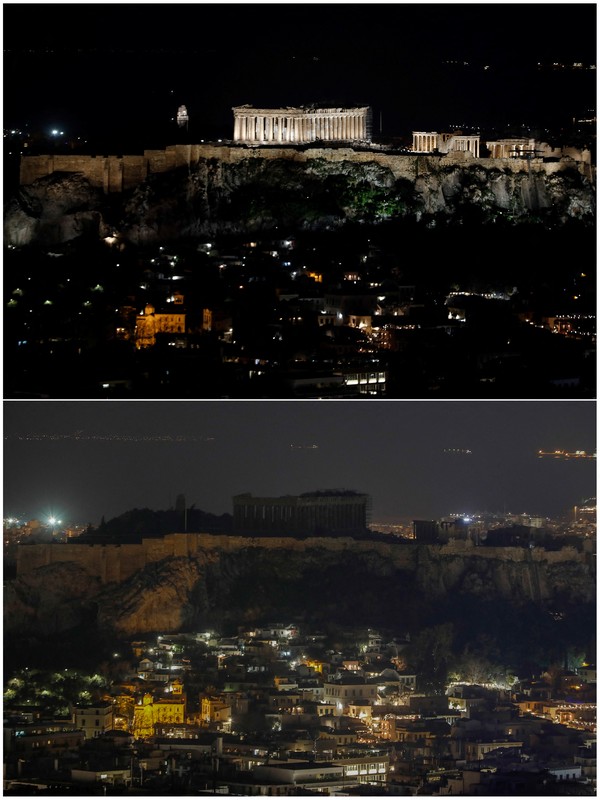 Gambar kombinasi menunjukkan pemandangan kuil Parthenon yang berada di atas bukit Acropolis sebelum lampu dimatikan (atas) dan sesudah lampu dimatikan saat peringatan Earth Hour di Athena Yunani, Sabtu (26/3) malam. REUTERS/Costas Baltas.