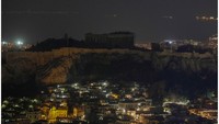 Gambar kombinasi menunjukkan pemandangan kuil Parthenon yang berada di atas bukit Acropolis sebelum lampu dimatikan (atas) dan sesudah lampu dimatikan saat peringatan Earth Hour di Athena Yunani, Sabtu (26/3) malam. REUTERS/Costas Baltas.