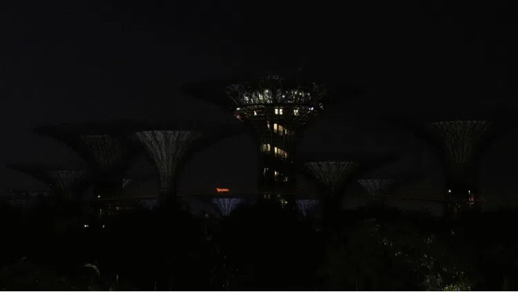 Saat Monumen Dunia Gelap Gulita di Peringatan Earth Hour 2022