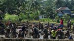 Sambut Ramadan, Warga Ramai-ramai Berburu Ikan di Ciamis