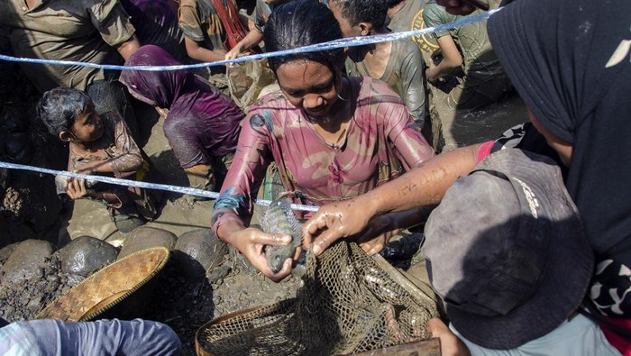 Sambut Ramadan, Warga Ramai-ramai Berburu Ikan di Ciamis Puluhan warga di Ciamis menangkap ikan di kolam bersama yang dikenal dengan sebutan tradisi 'Ngagubyag Balong'. Kegiatan itu digelar dalam rangka sambut Ramadan