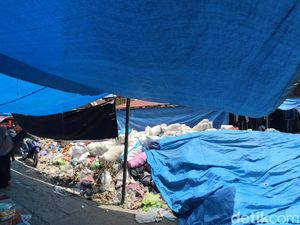 Sampah di Polman Dibiarkan Menggunung di Pasar-Ditutupi Terpal