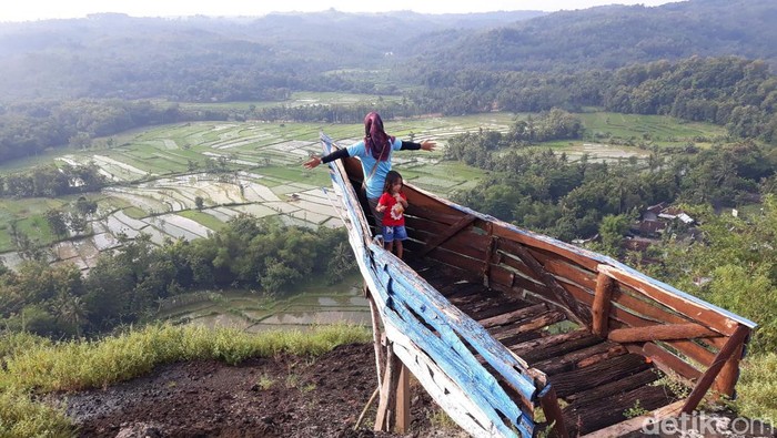 Selain mengandalkan pemandangan sunrise bahkan Milky Way (Galaksi Bima Sakti), Gunung Ireng tengah mengembangkan sport tourism untuk bangkit dari pandemi.