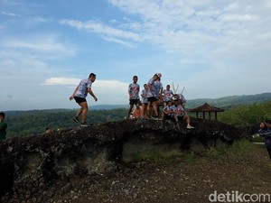 Gunung Ireng, Cantiknya Pesona Sunrise hingga Milky Way di Gunungkidul