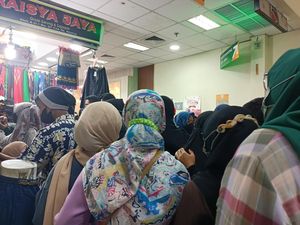 Warga Rela Berdesakan Belanja Baju di Pasar Tanah Abang karena Murah