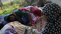Sementara itu, gempa berkekuatan magnitudo 5,2 yang terjadi Sabtu (26/3/2022) mengakibatkan belasan rumah rusak ringan sehingga membuat warga mendirikan tenda darurat untuk hunian sementara. 