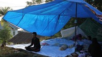 Warga mendirikan tenda darurat di area pegunungan tidak jauh dari rumahnya di Desa Tolitoli, Konawe, Sulawesi Tenggara, Minggu (27/3/2022).