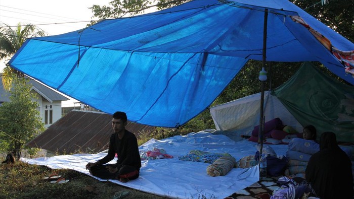 Terdampak Gempa M 5,2 Kendari, Warga Konawe Dirikan Tenda Darurat Gempa berkekuatan M 5,2 yang mengguncang Kendari berdampak hingga kawasan Konawe. Sejumlah warga di Konawe pun dirikan tenda darurat untuk hunian sementara.