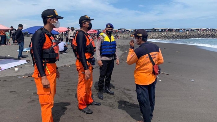 Tim SAR gabungan sedang bersiap melakukan pencarian korban tenggelam di Pantai Glagah, Kulon Progo, DIY, Minggu (27/3/2022).