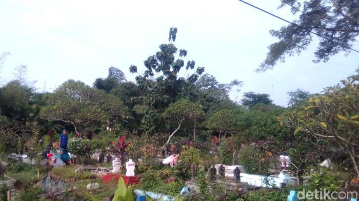 Tradisi nyekar di Majalengka.